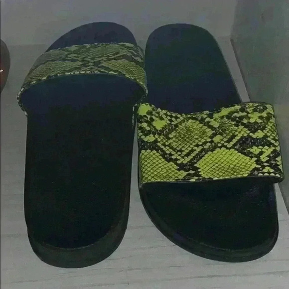 EnVogue green snakeskin slide sandal - Picture 2 of 3